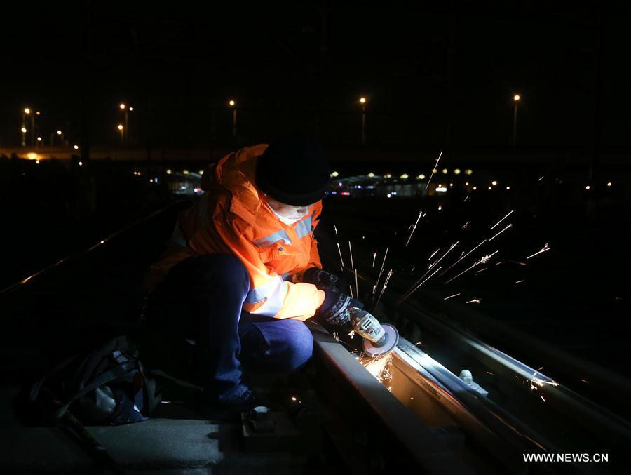 CHINA-SHANGHAI-RAILWAY-WORKER (CN)