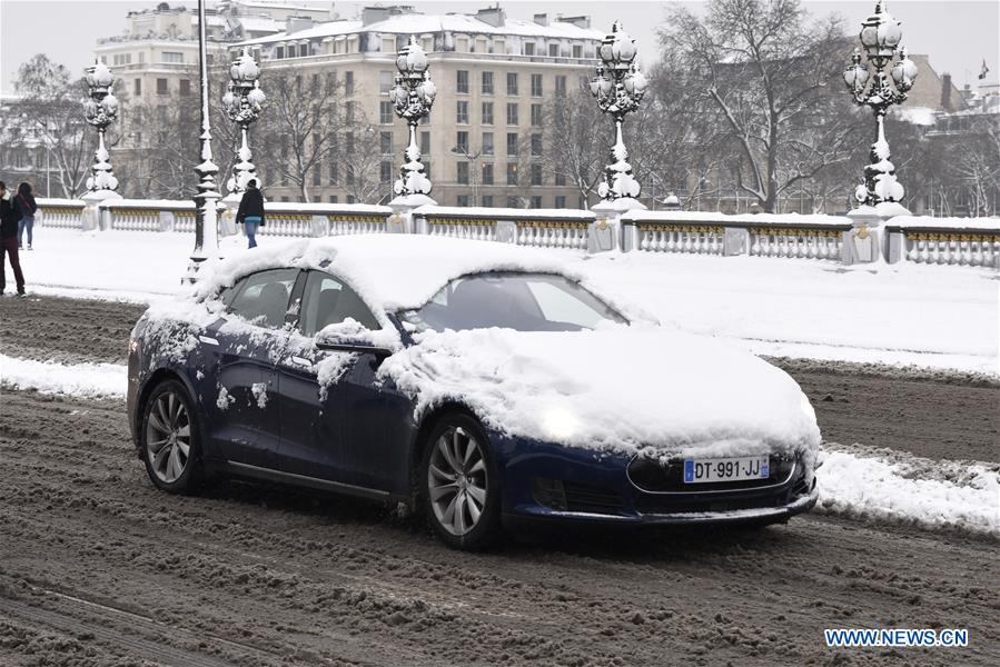 FRANCE-PARIS-SNOW