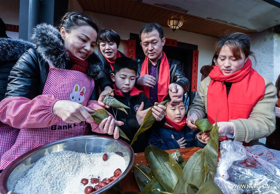 CHINA-ZHEJIANG-HANGZHOU-CHILDREN OF MIGRANT WORKERS-SPRING FESTIVAL-CELEBRATION (CN)