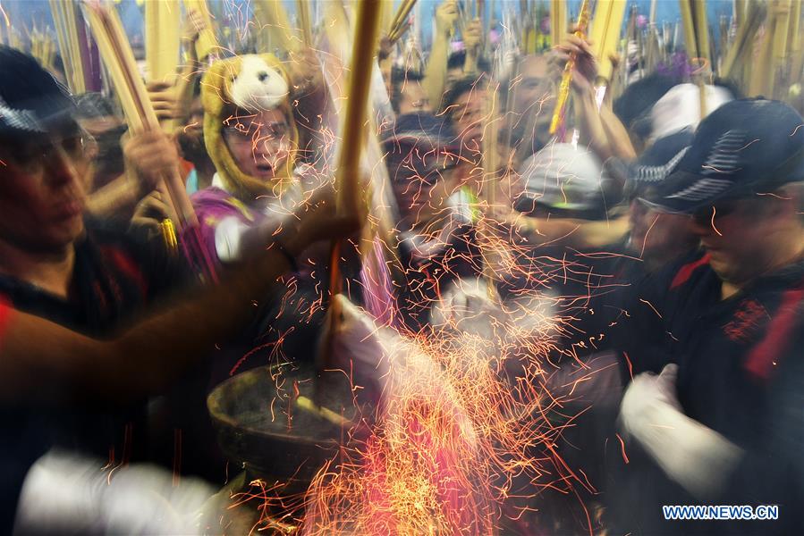 SINGAPORE-TEMPLE-CHINESE LUNAR NEW YEAR-INCENSE BURNING