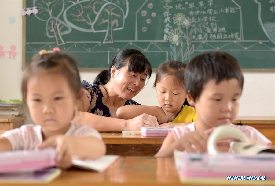 CHINA-ANHUI-HUANGSHAN-MINI SHCOOL-TEACHER (CN) 