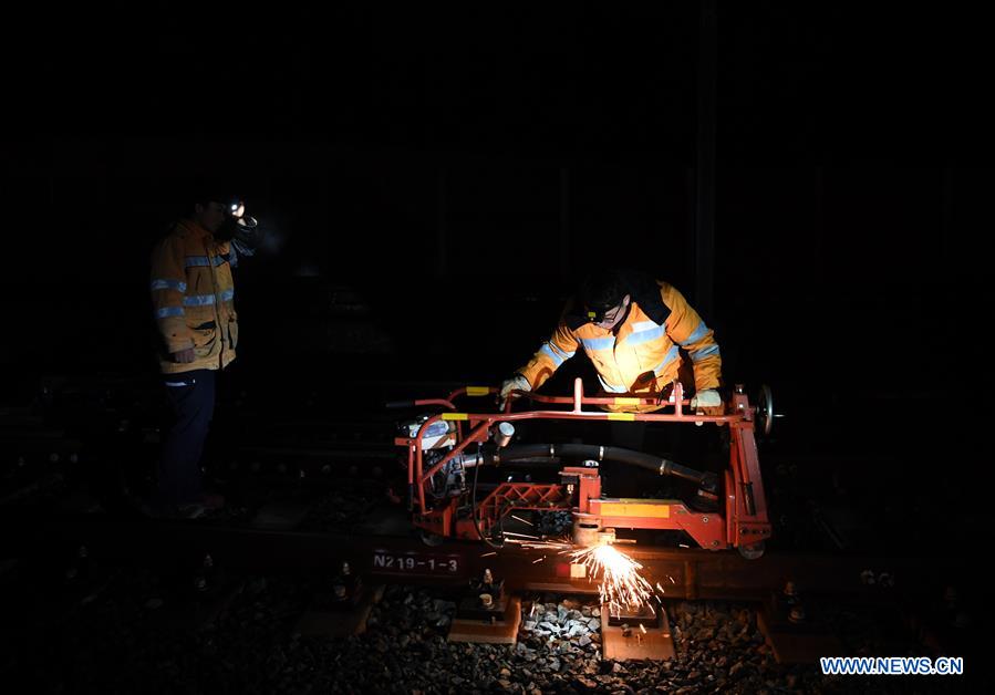 CHINA-ANHUI-HUANGSHAN-RAILWAY STATION-CONSTRUCTION WORKERS (CN)