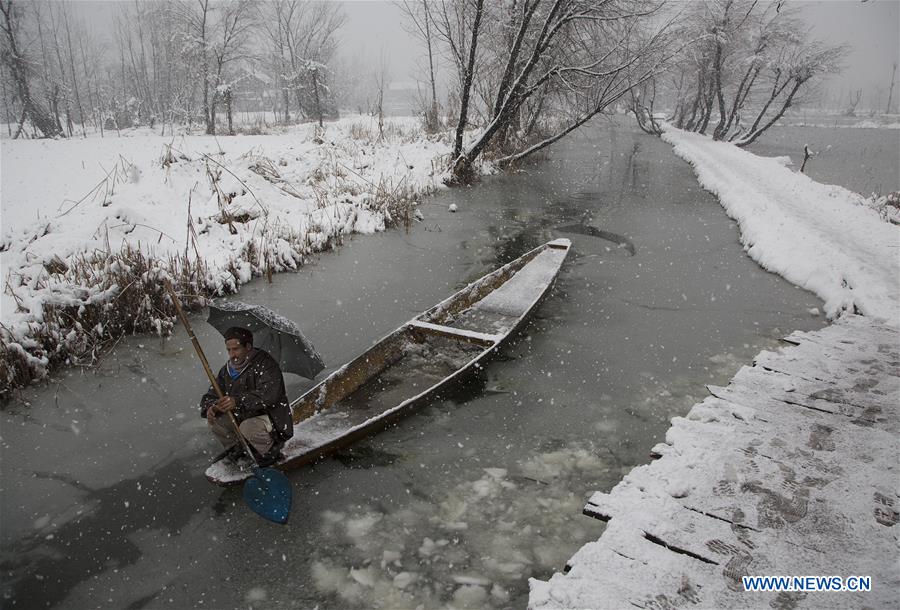 KASHMIR-SRINAGAR-SNOWFALL