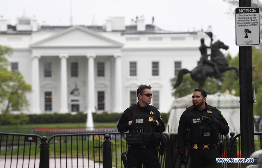 U.S.-WASHINGTON D.C.-WHITE HOUSE-MAN-JACKET-FIRE