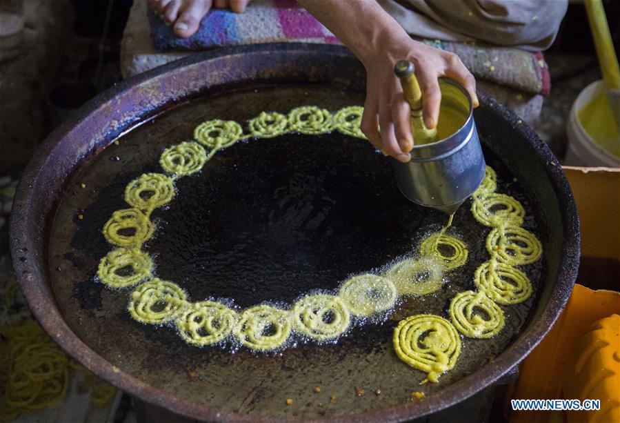 AFGHANISTAN-HERAT-RAMADAN-TRADITIONAL SWEET