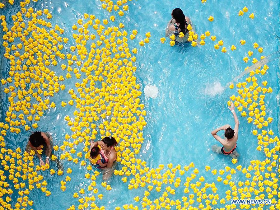 CHINA-GUANGZHOU-WATER PARK-RUBBER DUCKS (CN)