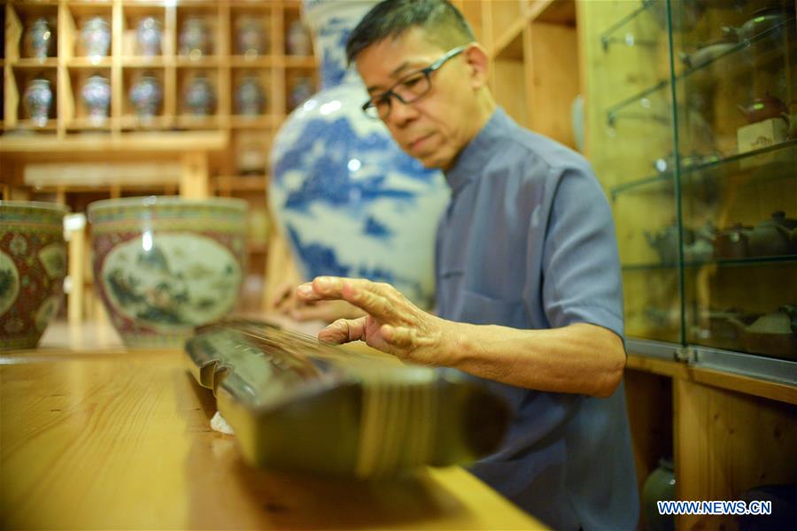 MALAYSIA-KUALA LUMPUR-TEA MASTER