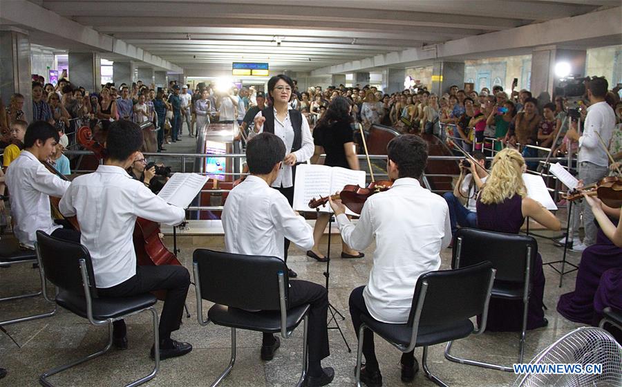 UZBEKISTAN-TASHKENT-METRO STATION-CLASSIC MUSIC PERFORMANCE 