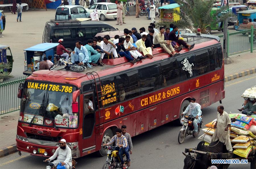 PAKISTAN-LAHORE-EID-AL-ADHA-TRAVELERS