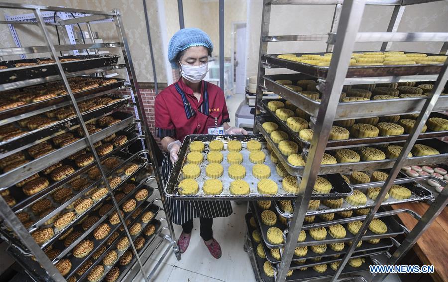 CHINA-HEBEI-YONGQING-HANDMADE MOON CAKES (CN)