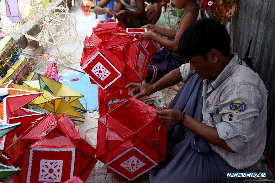 MYANMAR-YANGON-FESTIVAL-LANTERN MARKET