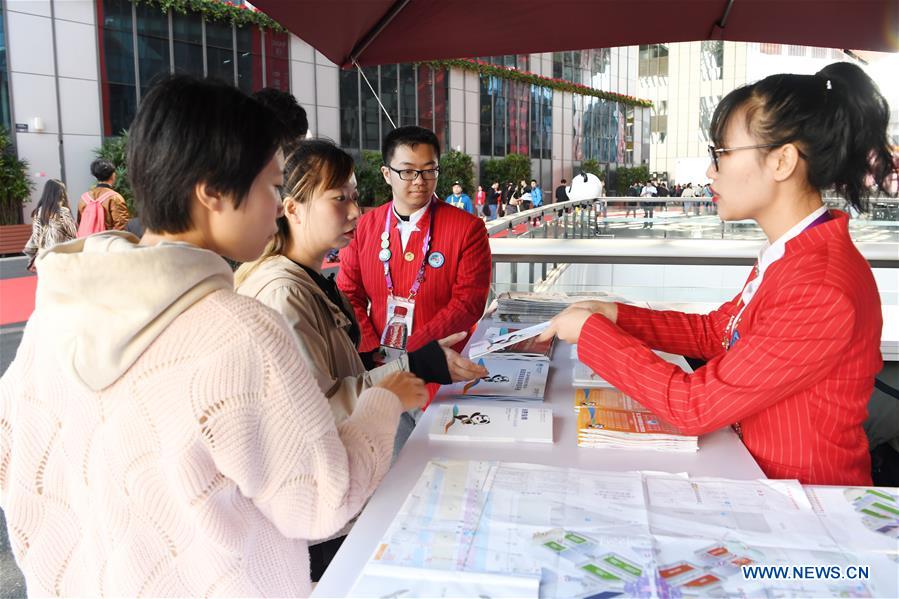 (CIIE)CHINA-SHANGHAI-CIIE-VOLUNTEERS (CN)