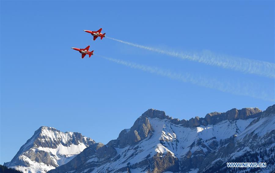 (SP)SWITZERLAND-LES DIABLERETS-WINTER YOG-AEROBATIC PERFORMANCE