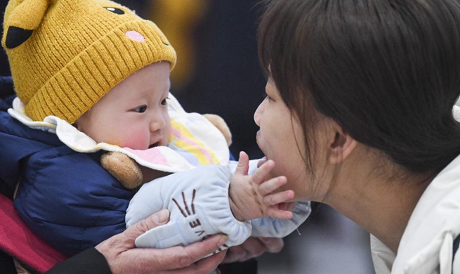 Touching moments of family reunion before Spring Festival