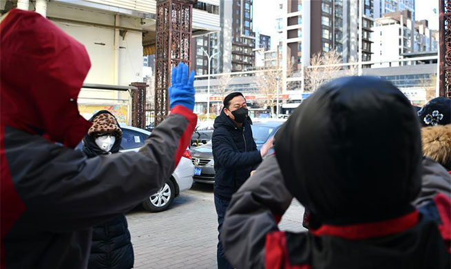 Restaurant owner provides free meals for staff members fighting against virus outbreak