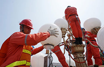 Workers stuck to their posts outdoors amid heat wave in China