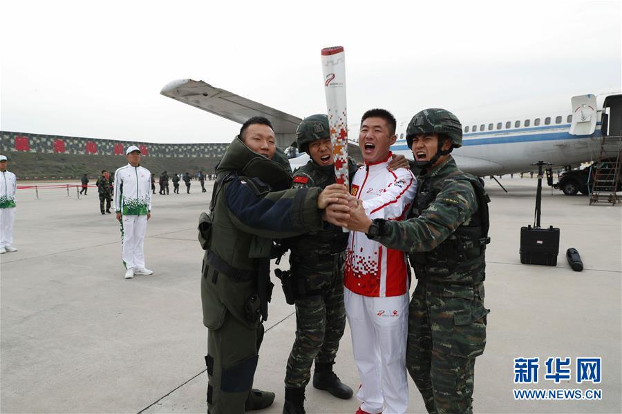 （军运会·图文互动）（1）军运会军营火炬传递活动最后一站武警猎鹰突击队站举行（配本社同题文字稿）