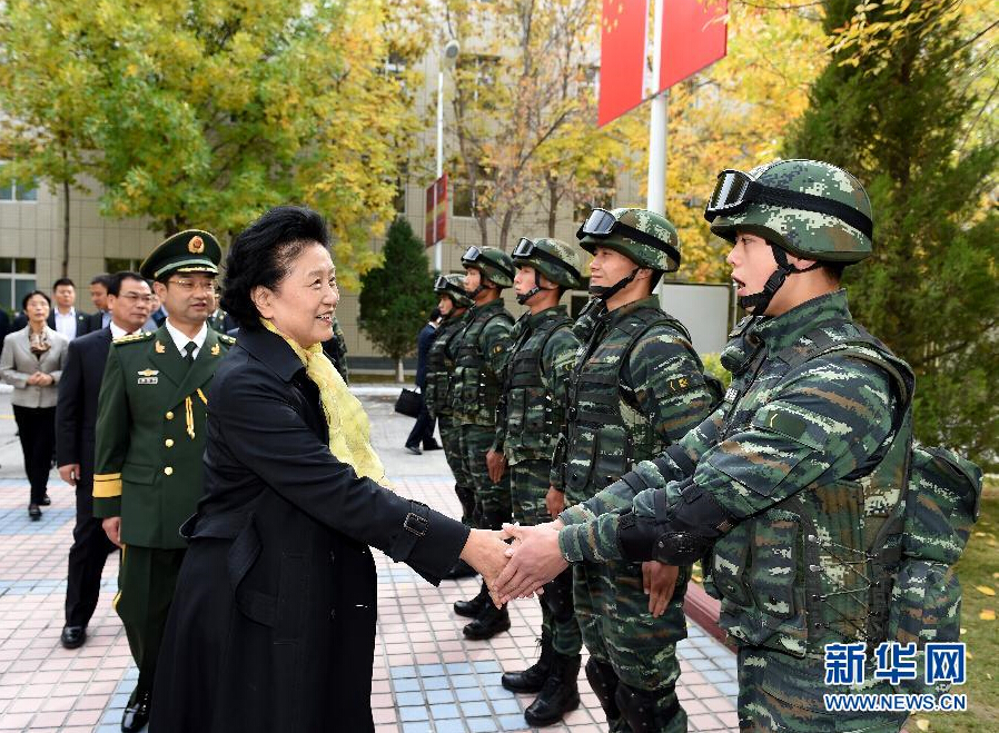 9月28日，中共中央政治局委员、国务院副总理、中央代表团副团长刘延东率中央代表团分团赴阿克苏地区、伊犁哈萨克自治州慰问，与各族干部群众共度节日、共享欢乐。这是刘延东在伊犁武警8660部队驻地慰问官兵。新华社记者张领摄