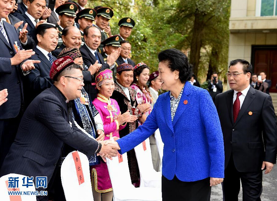 9月28日，中共中央政治局委员、国务院副总理、中央代表团副团长刘延东率中央代表团分团赴阿克苏地区、伊犁哈萨克自治州慰问，与各族干部群众共度节日、共享欢乐。这是刘延东接见伊犁党政军负责同志和各族各界人士、先进模范、援疆干部代表等。新华社记者张领摄