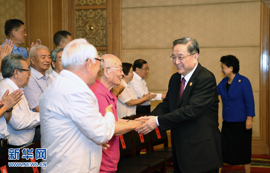 8月7日，中共中央政治局常委、全国政协主席、中央代表团团长俞正声在内蒙古新城宾馆会见内蒙古自治区离退休老同志和各族各界群众代表，并与他们合影留念。新华社记者 张领 摄