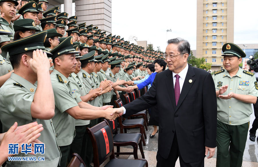 8月7日，中共中央政治局常委、全国政协主席、中央代表团团长俞正声率代表团部分成员分别赴内蒙古军区、武警内蒙古总队、武警内蒙古森林总队慰问，并会见自治区政法干警代表。这是俞正声会见武警内蒙古总队官兵。新华社记者 张领 摄