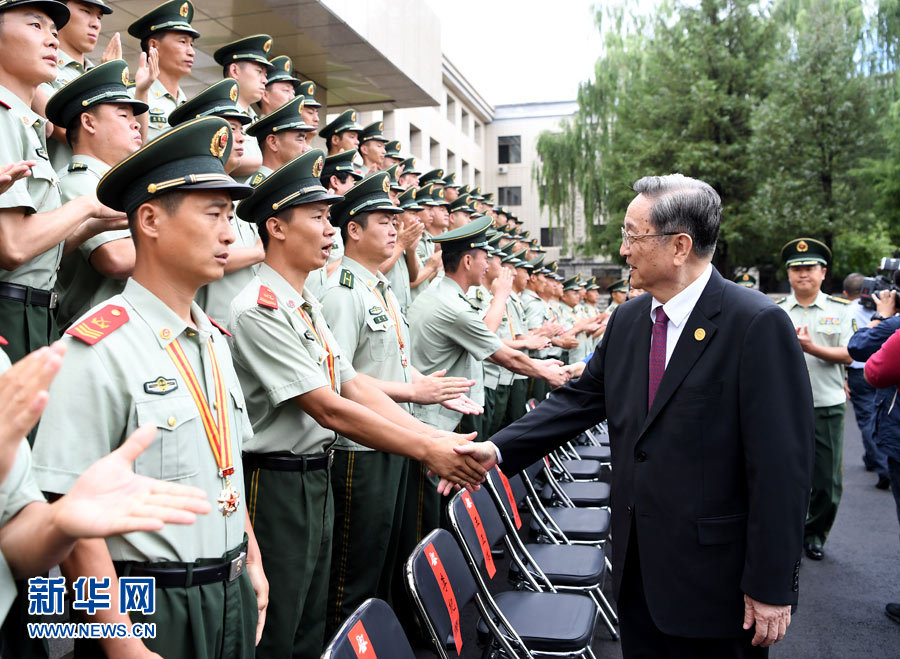 8月7日，中共中央政治局常委、全国政协主席、中央代表团团长俞正声率代表团部分成员分别赴内蒙古军区、武警内蒙古总队、武警内蒙古森林总队慰问，并会见自治区政法干警代表。这是俞正声会见武警内蒙古森林总队官兵。新华社记者 张领 摄