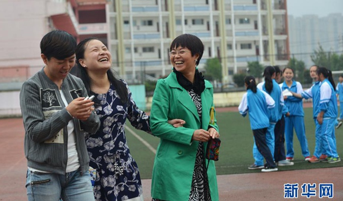 午饭后，刘芳与两位同事在操场散步聊天