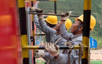 中老铁路元江特大桥开始架梁