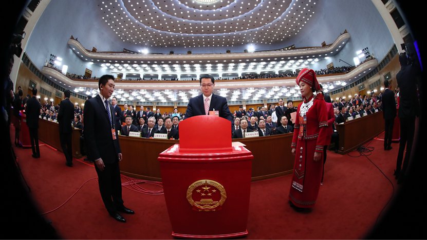 3月17日，人代会全体会议上代表在投票