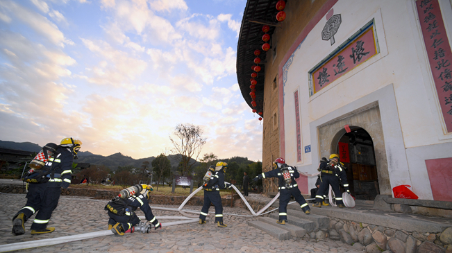 福建南靖：守护世遗土楼的“火焰蓝”