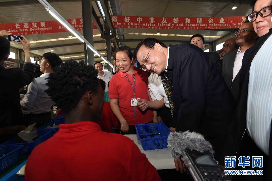 5月5日，中国国务院总理李克强在埃塞俄比亚总理海尔马里亚姆陪同下参观东方工业园。这是李克强在生产车间同工人亲切交谈。 新华社记者李学仁 摄