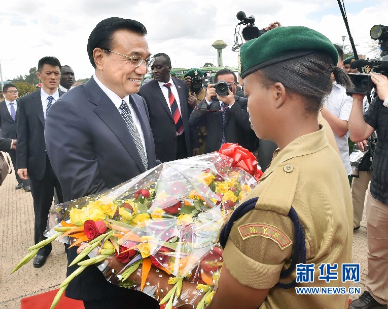 5月11日，中国国务院总理李克强参观肯尼亚国家青年服务队。这是服务队队员向李克强敬献鲜花。 新华社记者 李涛 摄