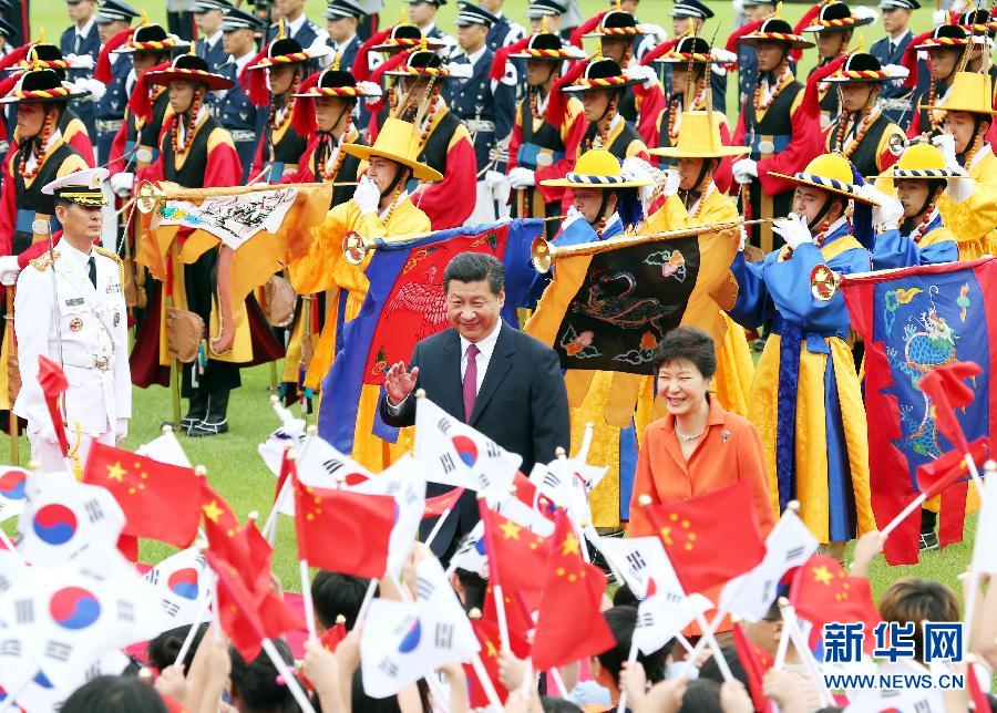 7月3日，国家主席习近平在首尔同韩国总统朴槿惠举行会谈?；崽盖?，朴槿惠在青瓦台总统府为习近平举行隆重欢迎仪式。 新华社记者姚大伟摄 