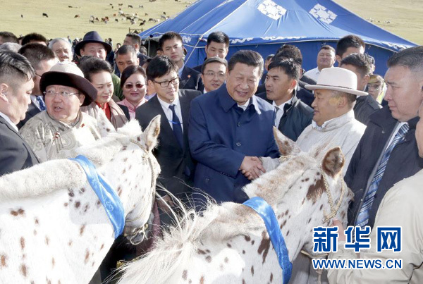 8月22日，国家主席习近平在蒙古国总统额勒贝格道尔吉陪同下前往乌兰巴托市郊观看那达慕。额勒贝格道尔吉向习近平夫妇赠送两匹蒙古马。习近平为两匹马分别取名阿尔泰和克鲁伦，寓意中蒙两国山水相连、睦邻友好。新华社记者 鞠鹏 摄