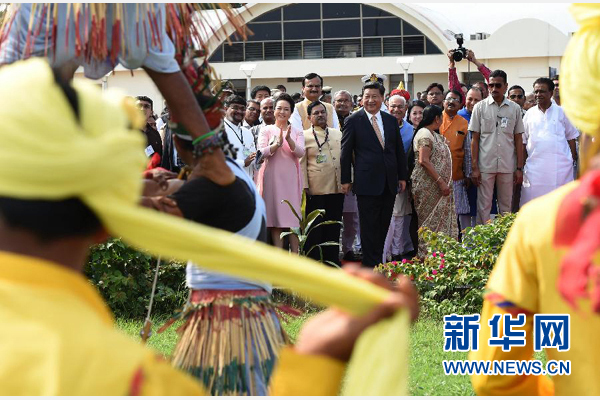 9月17日，国家主席习近平抵达古吉拉特邦艾哈迈达巴德市，开始对印度进行国事访问。这是印度青年跳起古吉拉特邦传统舞蹈，欢迎习近平和夫人彭丽媛。新华社记者 马占成 摄