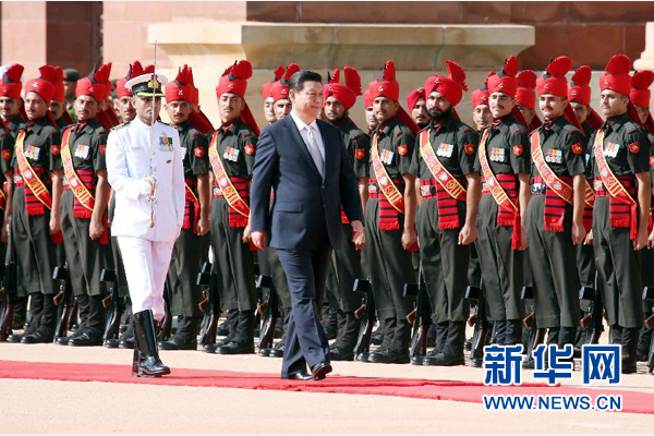 9月18日，国家主席习近平出席印度总统慕克吉在总统府举行的隆重欢迎仪式。 新华社记者 姚大伟 摄