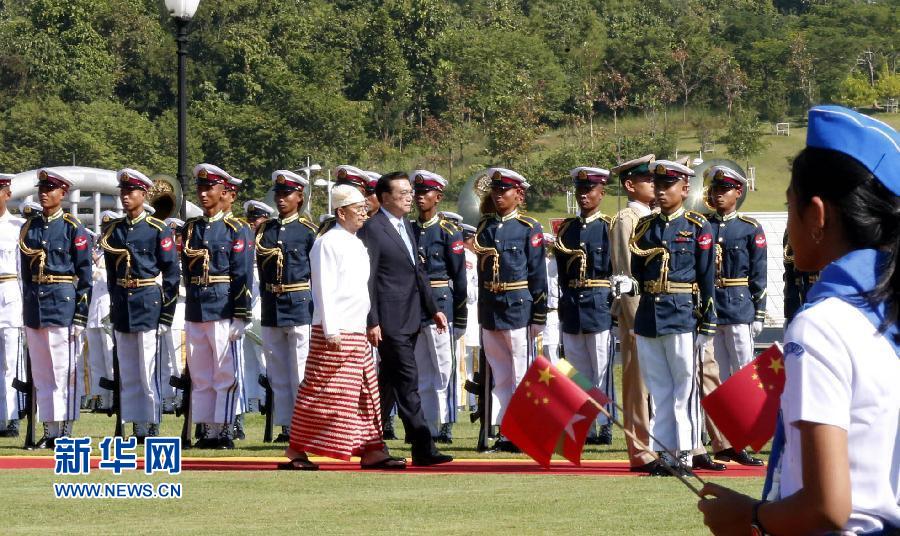 11月14日，中国国务院总理李克强在内比都同缅甸总统吴登盛举行会谈。这是会谈前，吴登盛在缅甸总统府前广场为李克强举行隆重的欢迎仪式。新华社记者 鞠鹏 摄