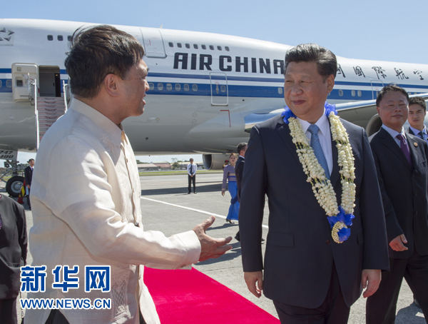 11月17日，国家主席习近平抵达菲律宾首都马尼拉尼诺·阿基诺国际机场，出席即将举行的亚太经合组织第二十三次领导人非正式会议。菲律宾高级官员到机场迎接习近平主席。新华社记者李学仁摄