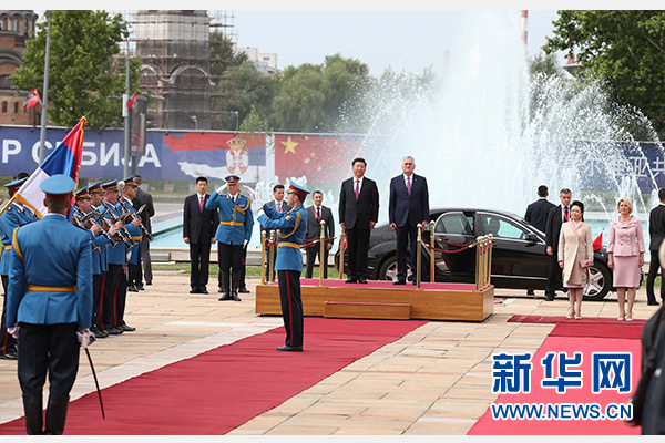  6月18日，国家主席习近平出席塞尔维亚总统尼科利奇在贝尔格莱德举行的隆重欢迎仪式。 新华社记者马占成摄