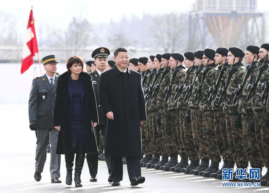 1月15日，国家主席习近平乘专机抵达苏黎世，开始对瑞士联邦进行国事访问。 这是习近平在瑞士联邦主席洛伊特哈德陪同下检阅仪仗队。新华社记者 兰红光 摄