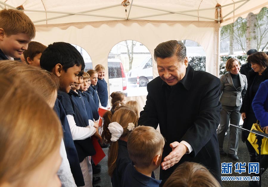 这是习近平在伯尔尼克尔萨茨火车站观看瑞士童声合唱团表演后，与合唱团的小演员交流。 新华社记者 饶爱民 摄