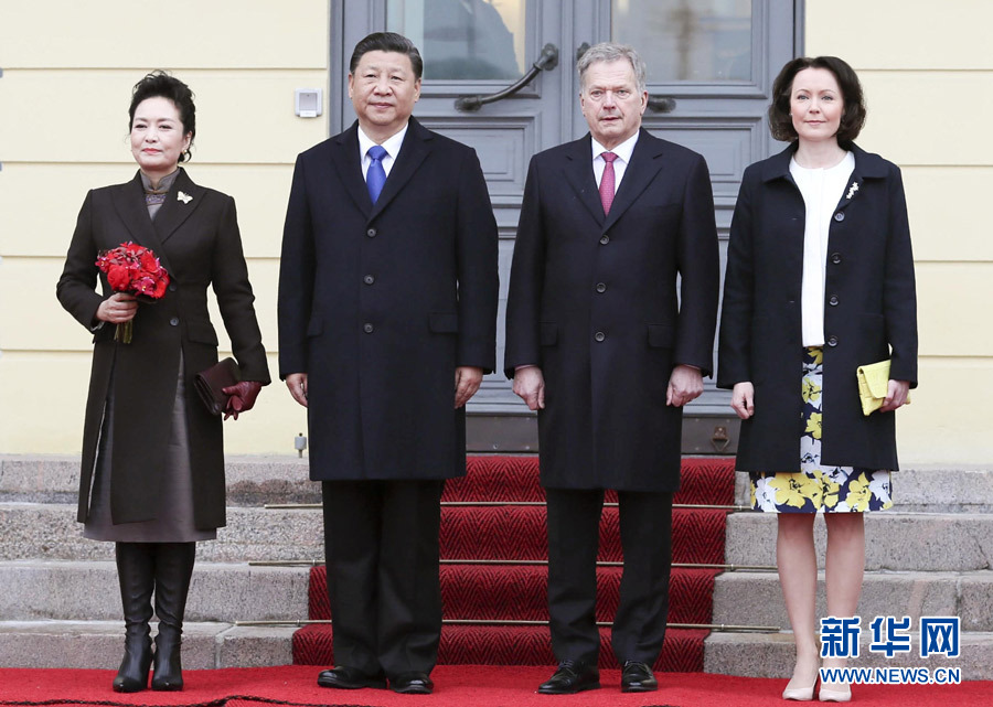 4月5日，国家主席习近平在赫尔辛基同芬兰总统尼尼斯托举行会谈?；崽盖?，习近平出席尼尼斯托在总统府庭院举行的隆重欢迎仪式。这是习近平和夫人彭丽媛同尼尼斯托和夫人豪吉欧在欢迎仪式上。新华社记者 兰红光 摄 