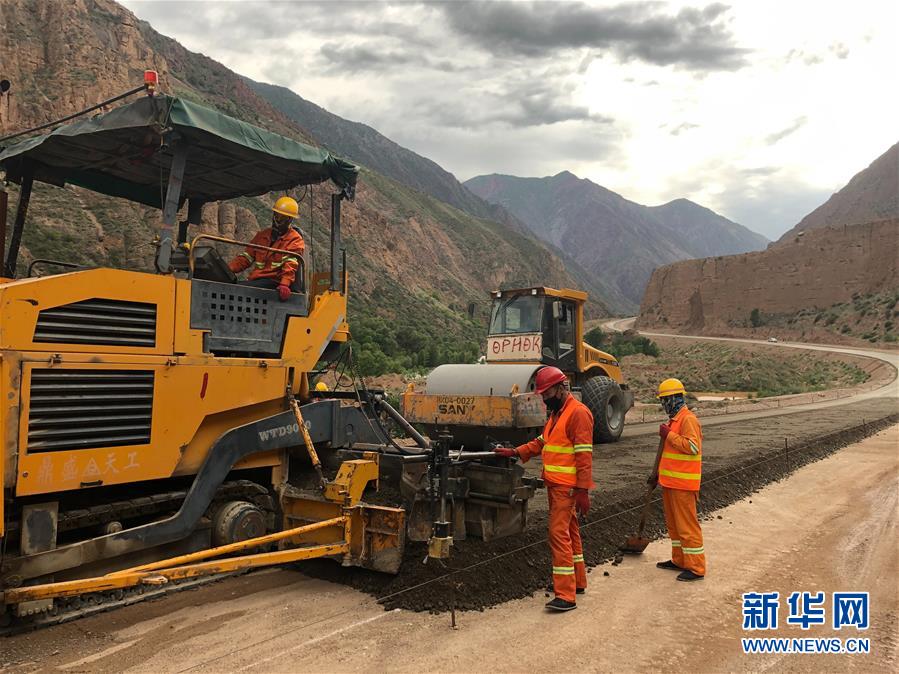 （习近平出访配合稿·图文互动）（9）通讯：雪山脚下有条“中国路”