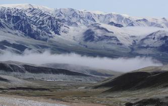 祁连山九月迎秋雪 雪山雾?；杂陈躺菰? />  
<div>祁连山九月迎秋雪 雪山雾海辉映绿色草原</div>
</a> 
</div>
<div   id=